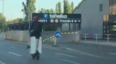 VIDEO: Bláznivá jazda v Bratislave. Muž prevážal chladničku na elektrickej kolobežke