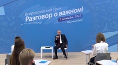 VIDEO: Putin pri debate so školákmi netypicky triasol nohami. Opäť tým rozvíril špekulácie o zdraví