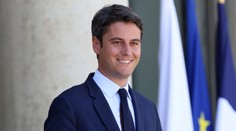 Francúzsky premiér Attal oficiálne podal demisiu, jeho vláda dočasne pokračuje