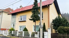 Tragédia v Trenčíne. V dome našli vychýrenú kvetinárku s druhom bez známok života