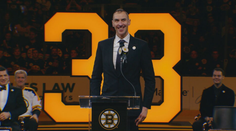 VIDEO: Zdeno Chára sa stal večným. Dres s legendárnym číslom 33 si v Bostone už nikto nikdy neoblečie