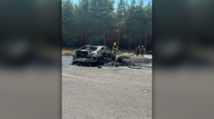 Tragická zrážka auta a motorky pri Malackách. Vypukol požiar, jeden človek zahynul