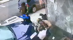 Rútiace sa auto pritlačilo chodcov o stenu. Pozrite, ako sa zachovala táto žena