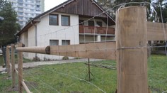 Majiteľ domu si na martinskom sídlisku oplotil veľký kus pozemku. Susedia prišli o trávnatú plochu