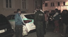 Trojica mladíkov okradla železničiarku. Do očí jej strekli sprej