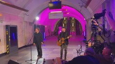 VIDEO: Veľké prekvapenie v kyjevskom metre. Hviezdy kapely U2 odohrali minikoncert, zaspievali si s nimi aj vojaci