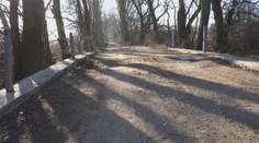 Nazývajú ju cesta smrti. Suché konáre a stromy s odhnitými koreňmi tu ohrozujú životy turistov