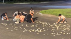 OBRAZOM: Nečakaná šľachetnosť. Vrecia s tržbou sa im za jazdy rozsypali po ceste. Miestni sa zomkli a zbierali, nezmizol ani cent