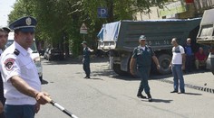 Rukojemnícka dráma v Arménsku. Ozbrojenci obsadili policajnú stanicu