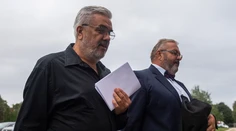 Agh, po ktorom vyhlásili pátranie, je v Londýne. Tvrdí, že na súde je „zmätok“ a do väzenia neplánuje nastúpiť