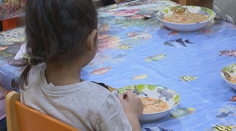 Mohli žiačky v škôlke zostať bez jedla? Zisťovali sme, ako pri nedoplatkoch postupujú inde