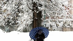 Sneh pokryl aj Balkán. Cesty sú neprejazdné a školy zatvorené