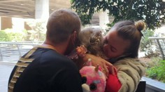 VIDEO: Dojímavé stretnutie. Iba trojročné dievčatko pre pandémiu uviazlo v zahraničí bez rodičov