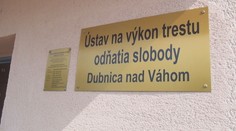 Spory v dubnickej väznici. Zamestnanci sa verejne sťažovali na šéfa, po kontrole nečakane skončil