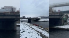 VIDEO: Z cesty priamo do rieky. Auto skončilo odparkované v Hrone