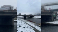 VIDEO: Z cesty priamo do rieky. Auto skončilo odparkované v Hrone
