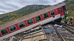FOTO: Zrážka dvoch rýchlikov pri Rožňave, cestujúcich zachraňovali z vagóna vo vzduchu