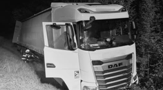 Smrteľná nehoda na juhu Slovenska. Vodič kamióna neprežil, skončil v priekope