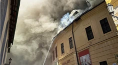 Opatrenia po obrovskom požiari v Banskej Štiavnici. Mesto dočasne uzatvára časť námestia pre peších aj autá