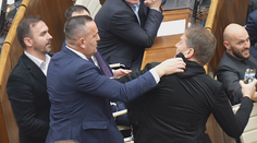 Prekročenie červených čiar. Poslanci v parlamente prerazili dno, tvrdia experti