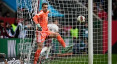 VIDEO: Fatálna chyba Neuera priniesla najrýchlejší gól v histórii Bundesligy. Sauer oslavuje víťazstvo