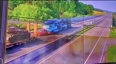 VIDEO: Šialená nehoda na D1. Kamión pred nárazom vôbec nebrzdil, auto doslova zlisoval ako plechovku