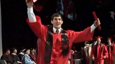 Absolvent univerzity vydesil všetkých ľudí v sále. Urobil, čo nikto nečakal