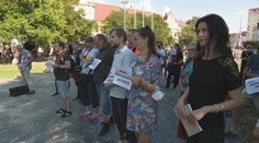 Keď pápež pristával v Bratislave, v meste bol tichý protest za odluku cirkvi