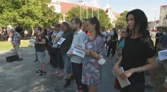 Keď pápež pristával v Bratislave, v meste bol tichý protest za odluku cirkvi