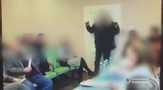 VIDEO: Desivý čin člena zastupiteľstva ukrajinskej obce. Do miestnosti plnej ľudí nahádzal granáty