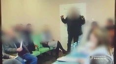 VIDEO: Desivý čin člena zastupiteľstva ukrajinskej obce. Do miestnosti plnej ľudí nahádzal granáty