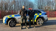 Zúfalstvo matky v Prievidzi: Auto sa zamklo, vnútri zostalo jej ročné bábätko