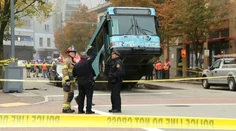Dopravnú špičku Pittsburghu ochromilo zrútenie cesty, odniesol si to autobus