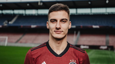 Nemá agenta, popri futbale študuje informatiku. Teraz po ňom siahol najslávnejší český klub (rozhovor)