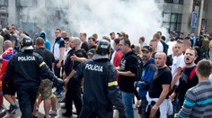 Polícia zatkla desať demonštrantov. Jeden z nich použil slzný plyn