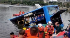 Vodič autobusu sa stal bezdomovcom, a tak nasmeroval autobus do vody a zabil 21 ľudí