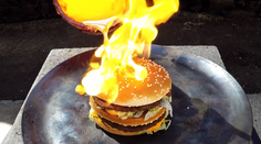 Toto sa stane s hamburgerom, keď naň nalejete roztavenú meď