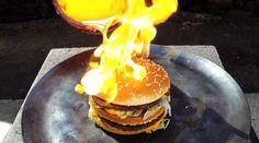 Toto sa stane s hamburgerom, keď naň nalejete roztavenú meď