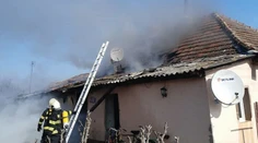 Požiar domu v Komjaticiach. Jeden mŕtvy a 12 evakuovaných