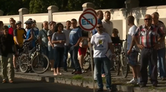 Stovky ľudí žiadali odstúpenie primátora Richarda Rašiho priamo pred jeho domom