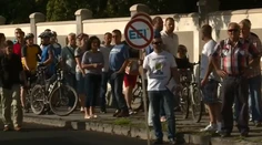 Stovky ľudí žiadali odstúpenie primátora Richarda Rašiho priamo pred jeho domom