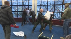 VIDEO: Bitka na tlačovke. Nespokojných farmárov museli spacifikovať až policajti