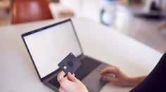 Pozor pri nákupe darčekov. Na internete sa to hemží rizikovými e-shopmi a podvodnými stránkami (zoznam)
