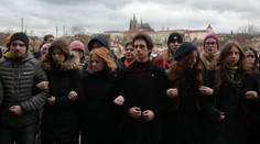 Obrovská ľudská reťaz objala filozofickú fakultu. V Prahe si uctili pamiatku 14 obetí tragickej streľby
