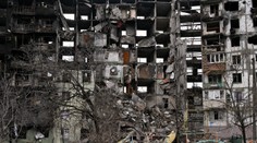 Tvrdenie Rusov, že neútočia na civilistov v praxi: Zničené obytné budovy v Mariupole vidieť až z vesmíru