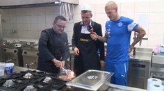 Kucka "pripravil" chalanom skvelú večeru