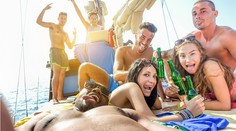 Pijete na slnku alkohol? Toto sa deje s vaším telom