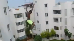 Toto rozhodne neskúšajte! Mladík si skočil z 5. poschodia