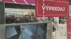 Dvojdňový nákupný pôst je preč. Nákupné centrá zaplavili ľudia, obchody lákajú na povianočné zľavy