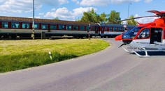 Vlak sa zrazil s autom plným ľudí: Viacero zranených, na mieste zasahujú zložky